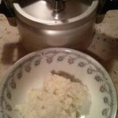 我家で10年以上愛用している圧力鍋を使って、初めてご飯を炊きました。
結構いけるものですね・・・感心しました。